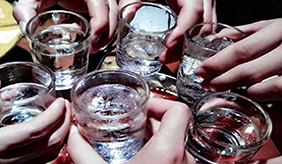 飲酒莫貪杯，小心酒精性肝病。